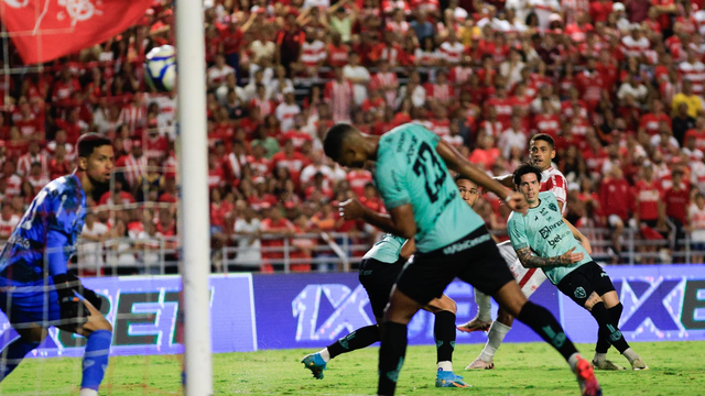 Hereda bate para marcar o segundo gol do CRB contra o Paysandu