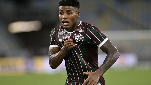 Hércules comemora o gol do Fluminense contra o Inter