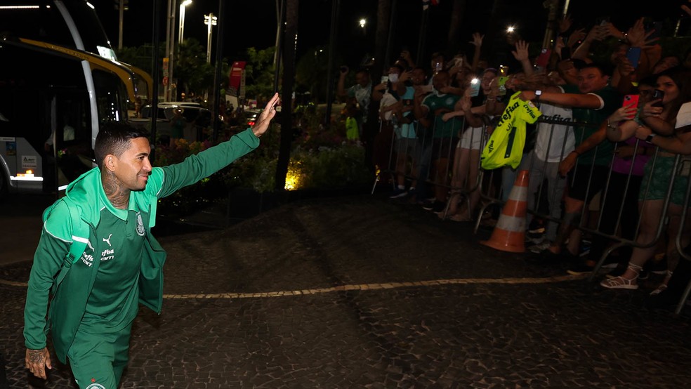 Dudu em desembarque da delegação do Palmeiras — Foto: Cesar Greco