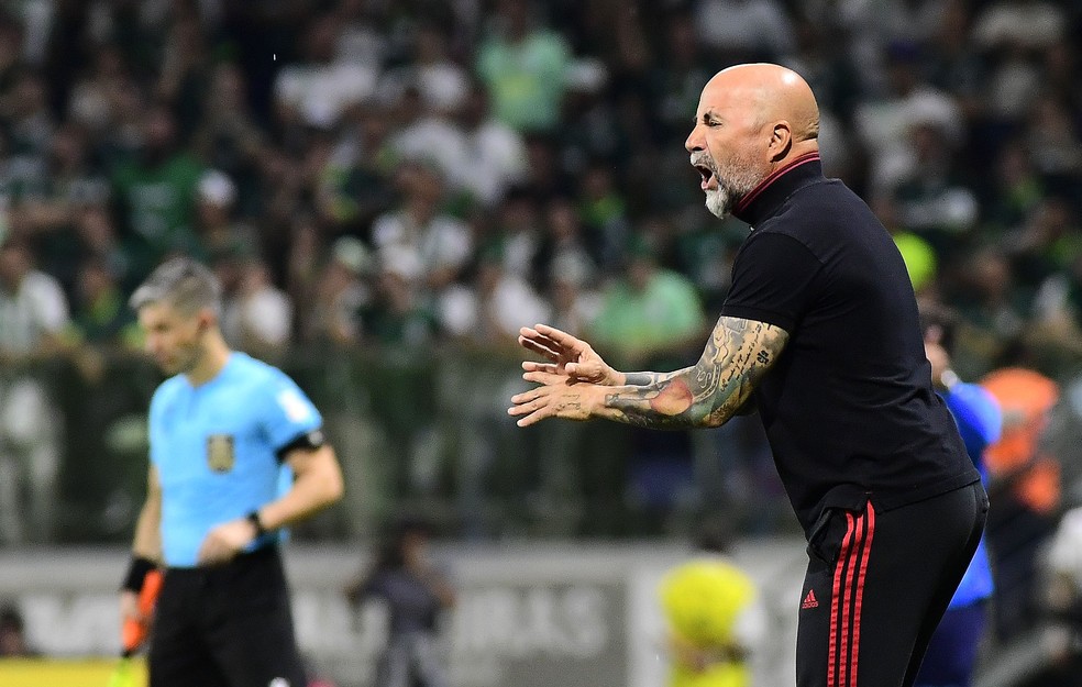 Sampaoli em jogo do Flamengo — Foto: Marcos Ribolli
