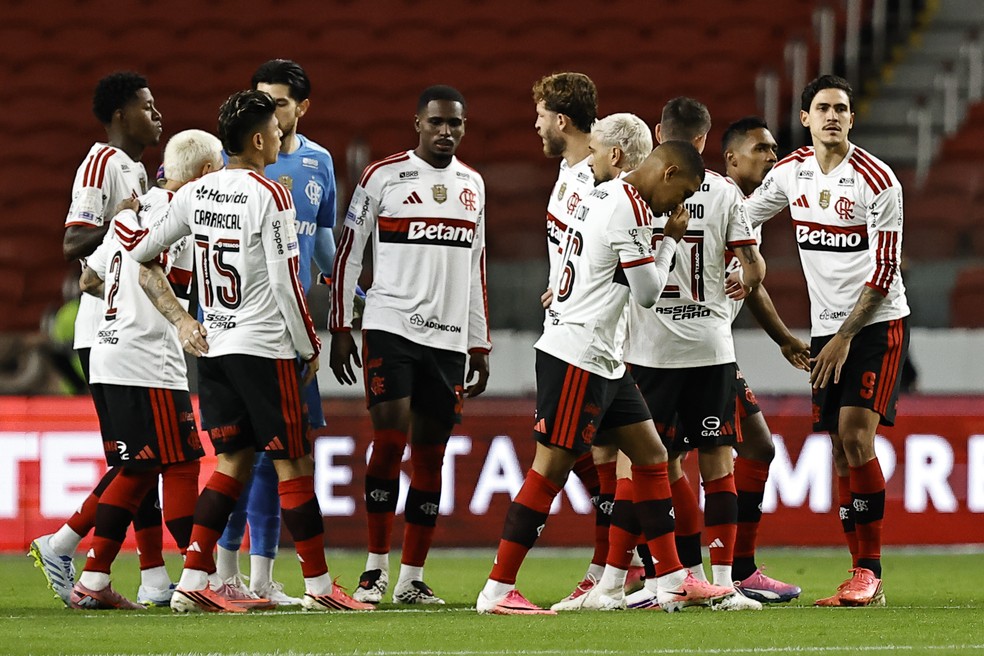 Jogadores do Flamengo em jogo contra o Internacional � Foto: Roberto Vinicius/AGIF