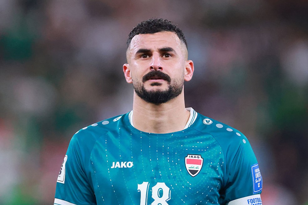 Aymen Hussein com a camisa do Iraque