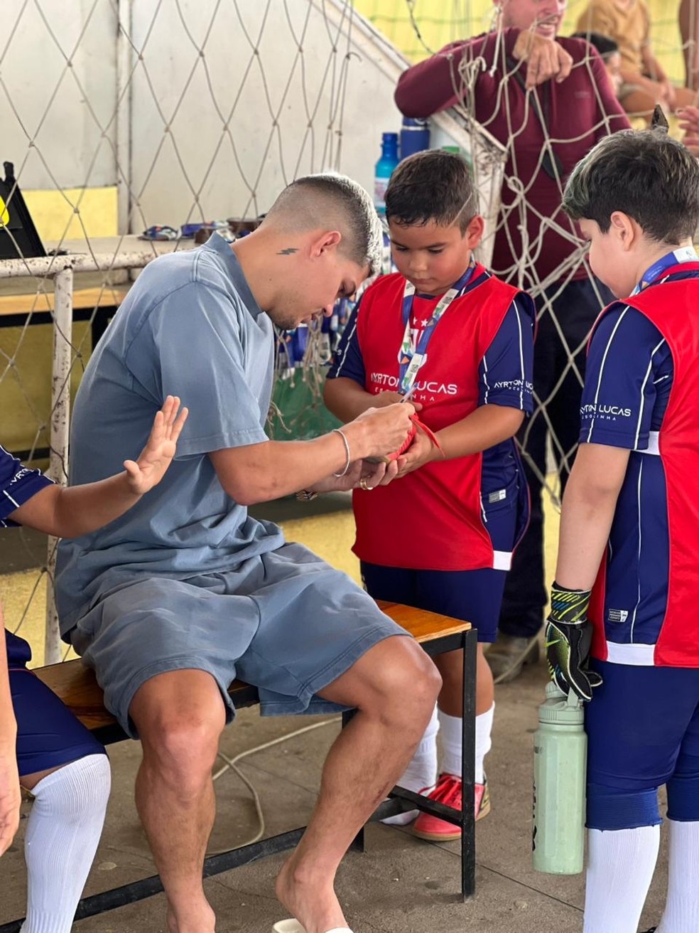 Ayrton Lucas e as crianças da Escolinha Ayrton Lucas, em Carnaúba dos Dantas — Foto: Divulgação