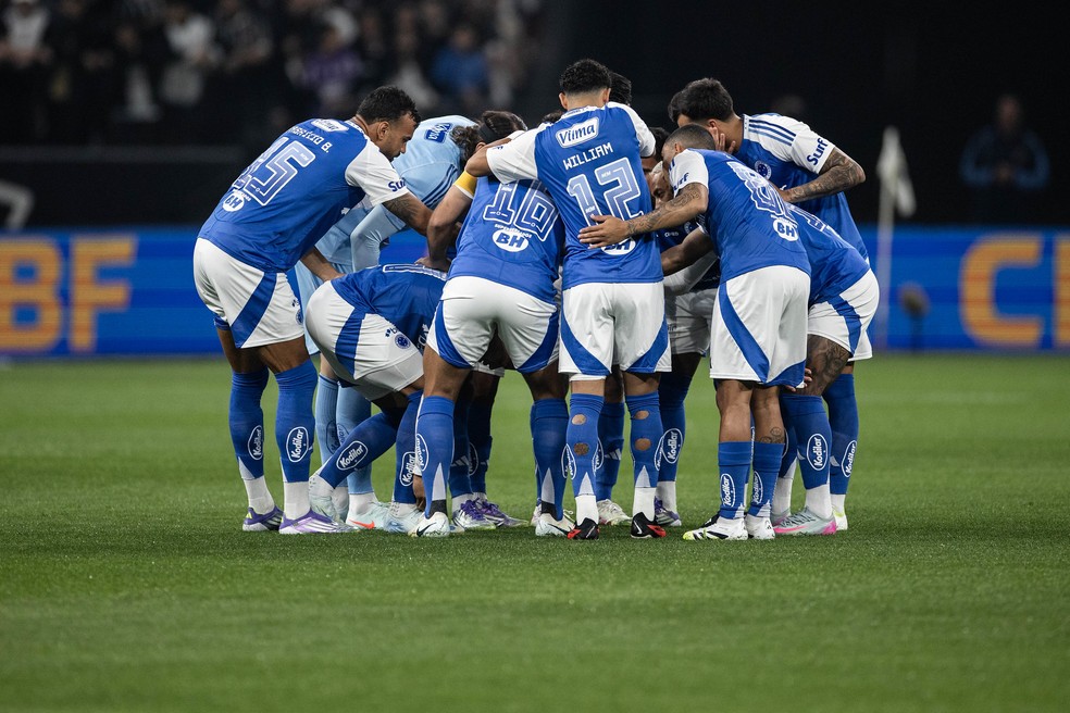 Jogadores do Cruzeiro antes da partida contra o Corinthians — Foto: Marco Galvão
