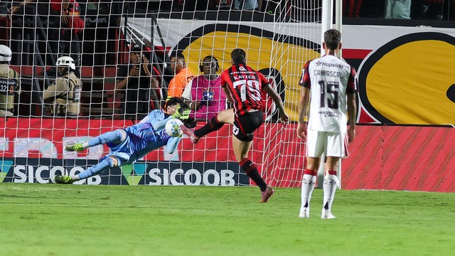Rossi defende pênalti de Kaizer em Vitória x Flamengo