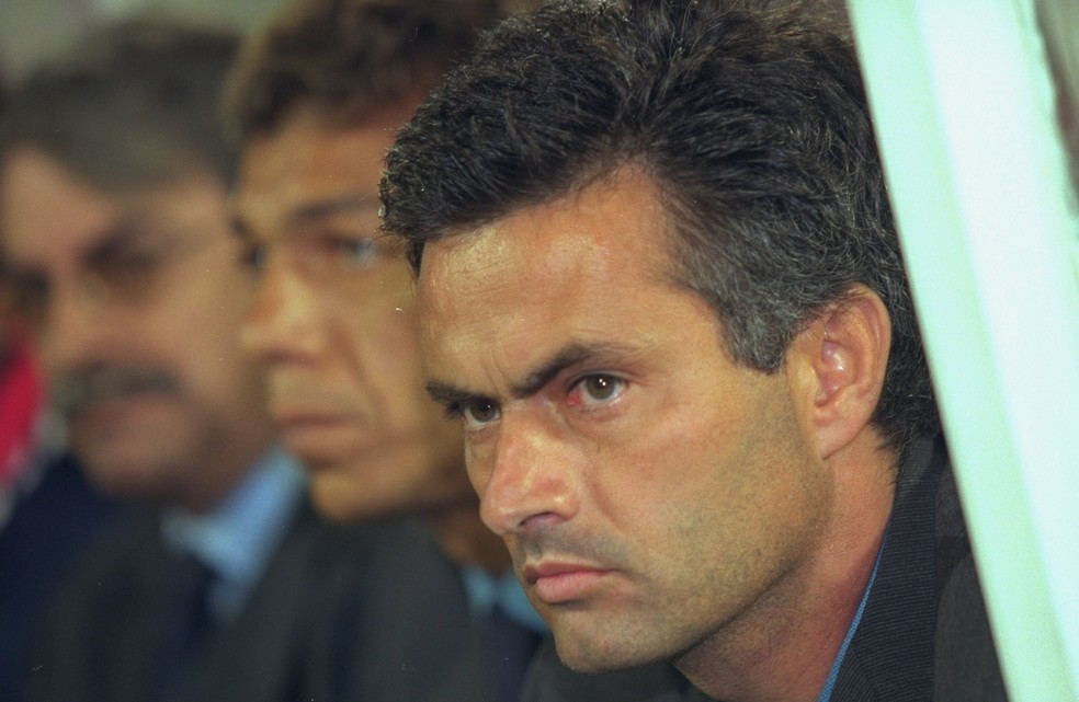 José Mourinho teve Mozer como auxiliar no Benfica na temporada 2000/2001 — Foto: Allsport UK/Allsport
