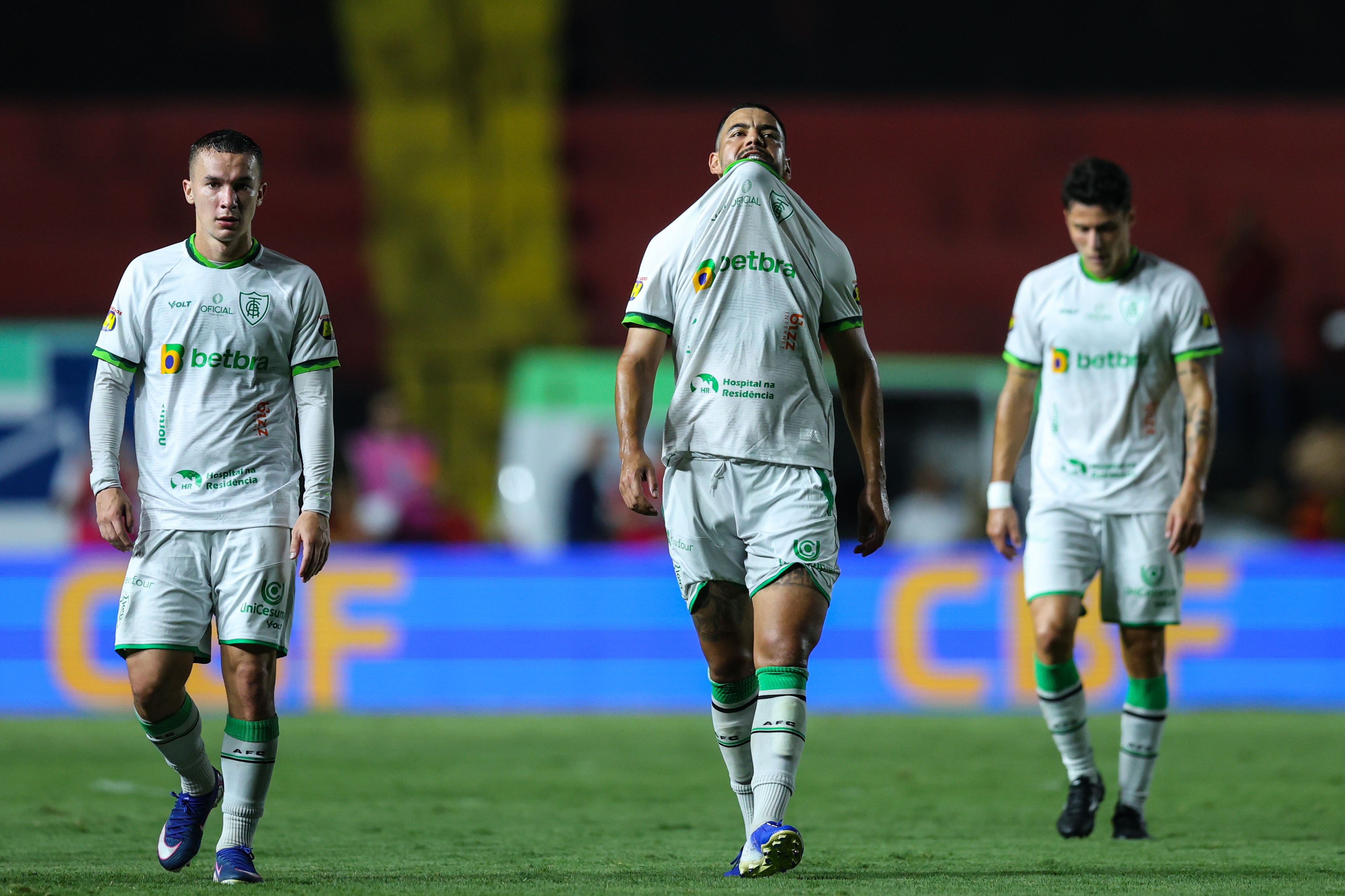 Times tradicionais do futebol brasileiro na luta contra o rebaixamento na Série B de 2026