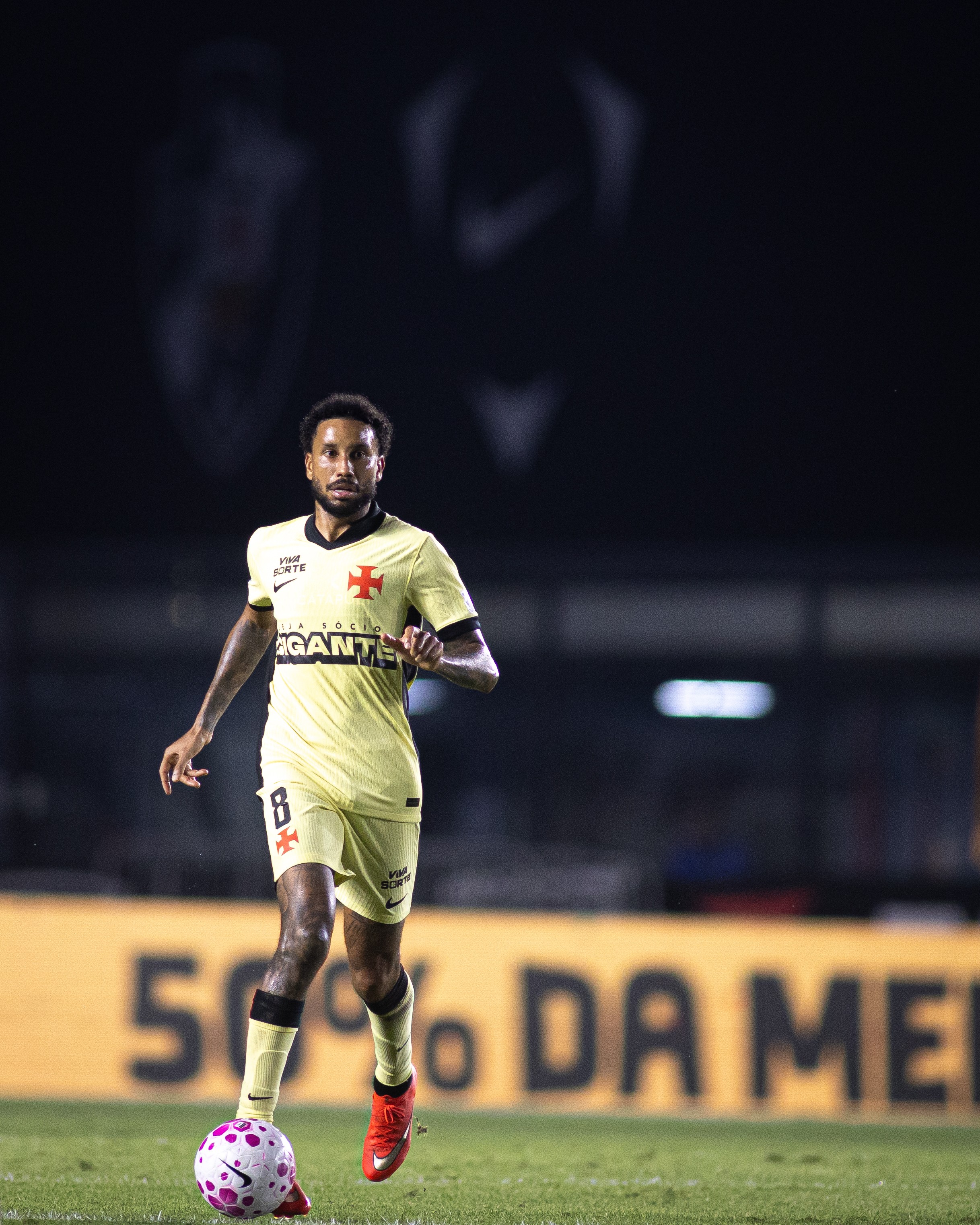 Jair não avança na renovação, vive momento de indefinição, mas mantém o desejo de permanecer no Vasco