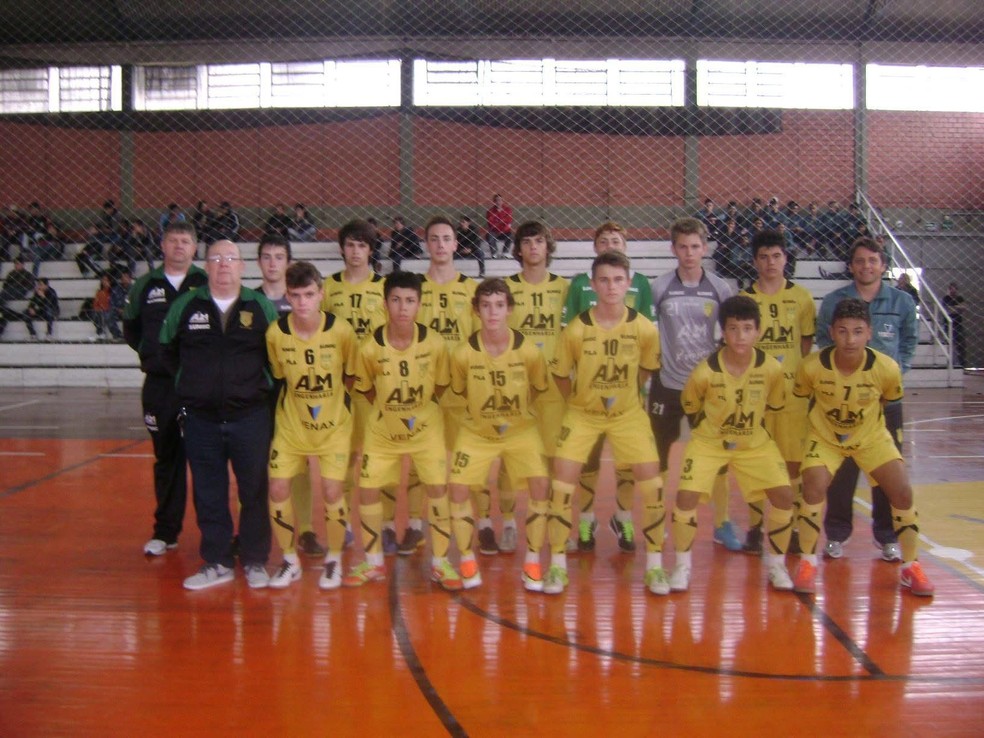 Leo Scienza (à frente, com a camisa 10) no futsal da Assoeva, em Venâncio Aires, no Rio Grande do Sul — Foto: Arquivo Pessoal