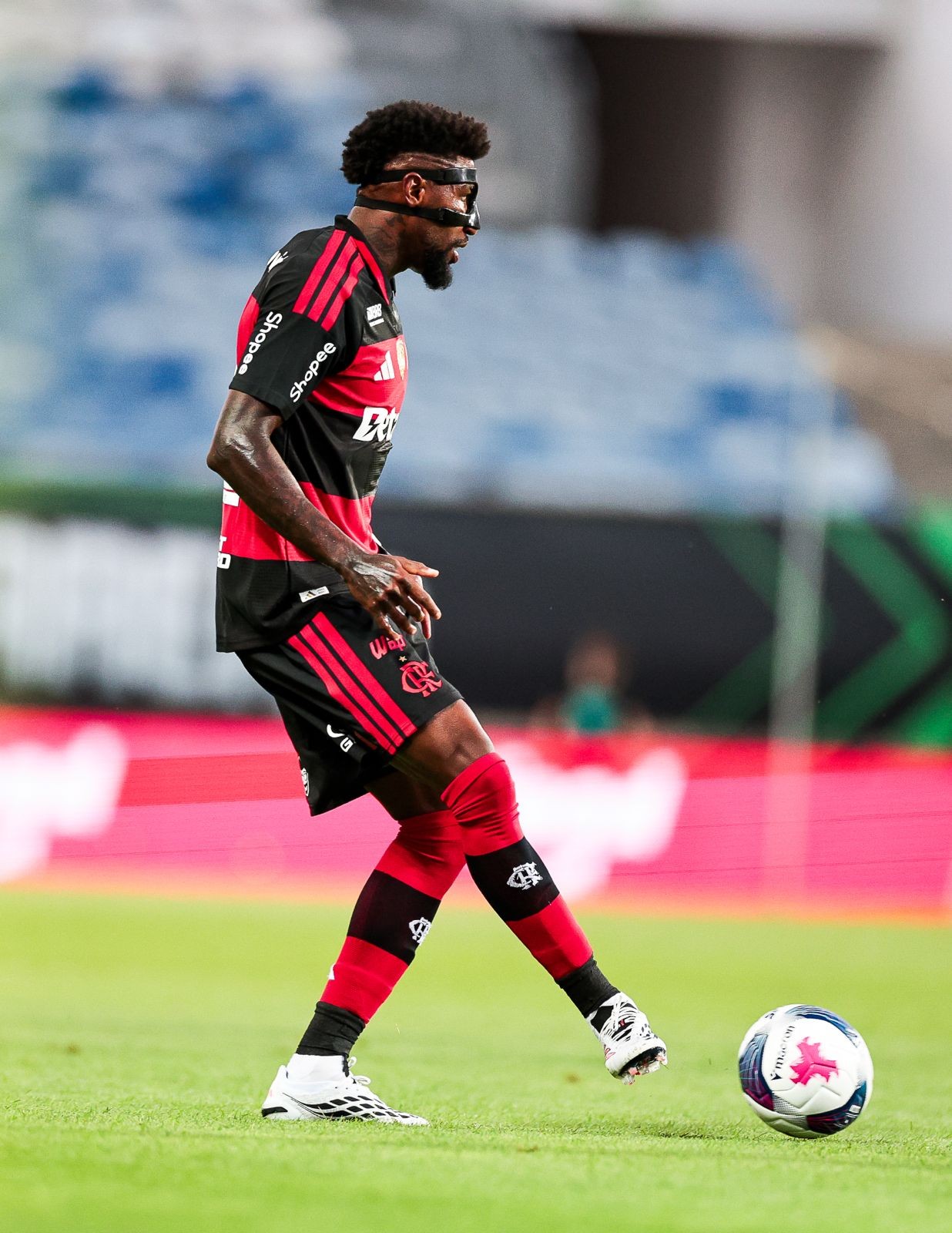 Alvo do Aston Villa, Royal diz que está com a cabeça no Flamengo e evita previsões: "Não sei o futuro"
