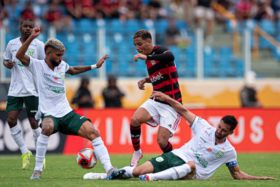 Thiaguinho em ação pelo Flamengo contra o Boavista