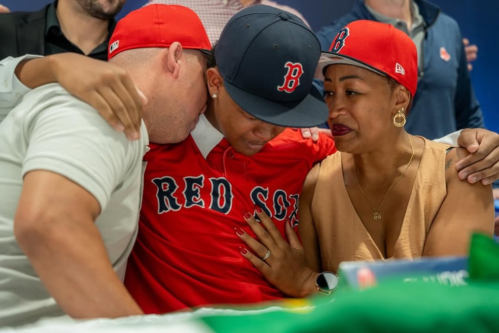 Cláudio Pereira chora ao lado dos pais ao assinar seu primeiro contrato profissional, com o Red Sox — Foto: Divulgação/Red Sox