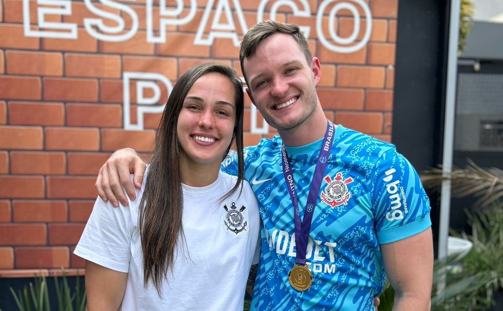 Nicole e Nicolas após o título do Corinthians no Campeonato Brasileiro Feminino de 2024 — Foto: Arquivo Pessoal