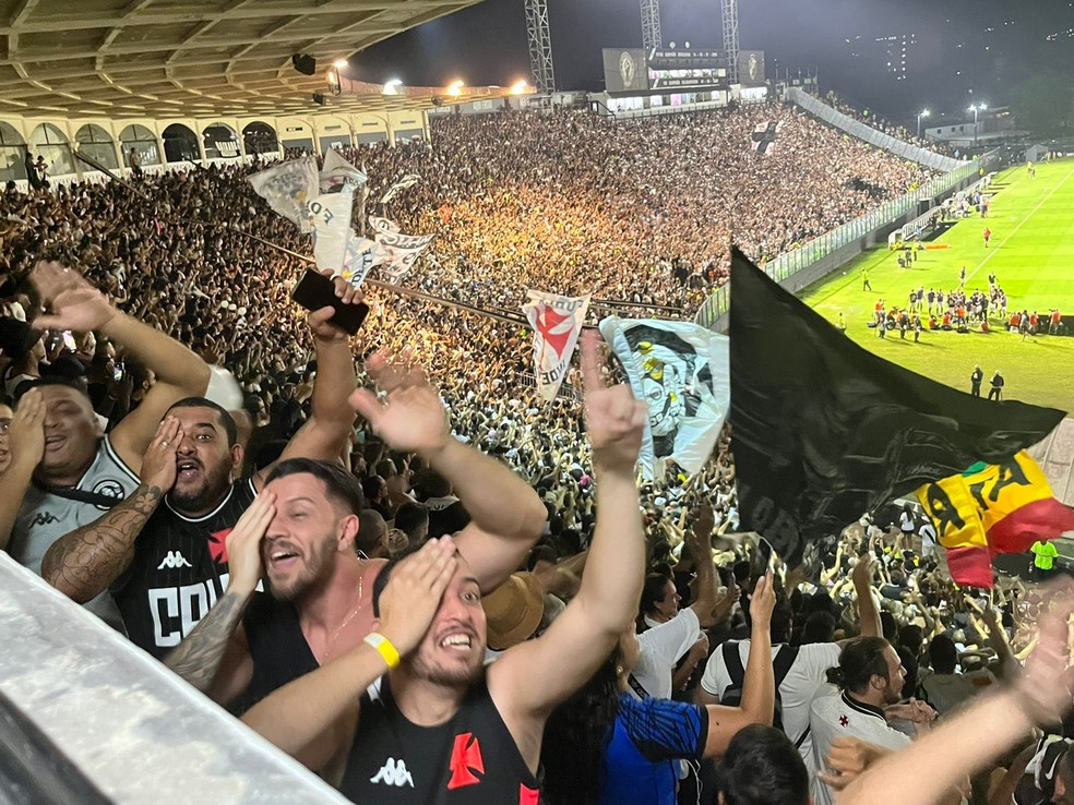 "Pirata": torcida do Vasco imita a comemoração de Vegetti — Foto: Emanuelle Ribeiro