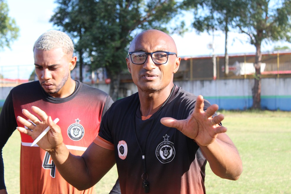 Tecnico Jonas Manu dando instruções táticas ao elenco do Rio Negro — Foto: Sandro Marques/ge RR