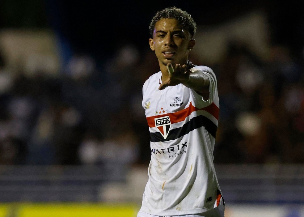 Pedro Ferreira comemora gol do São Paulo contra a Portuguesa, na Copinha — Foto: Rubens Chiri/São Paulo FC