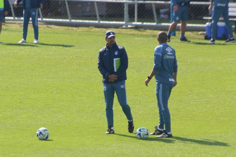 Auxiliar Alexandre Mendes vai comandar o Grêmio contra o Cruzeiro — Foto: Gabriel Girardon