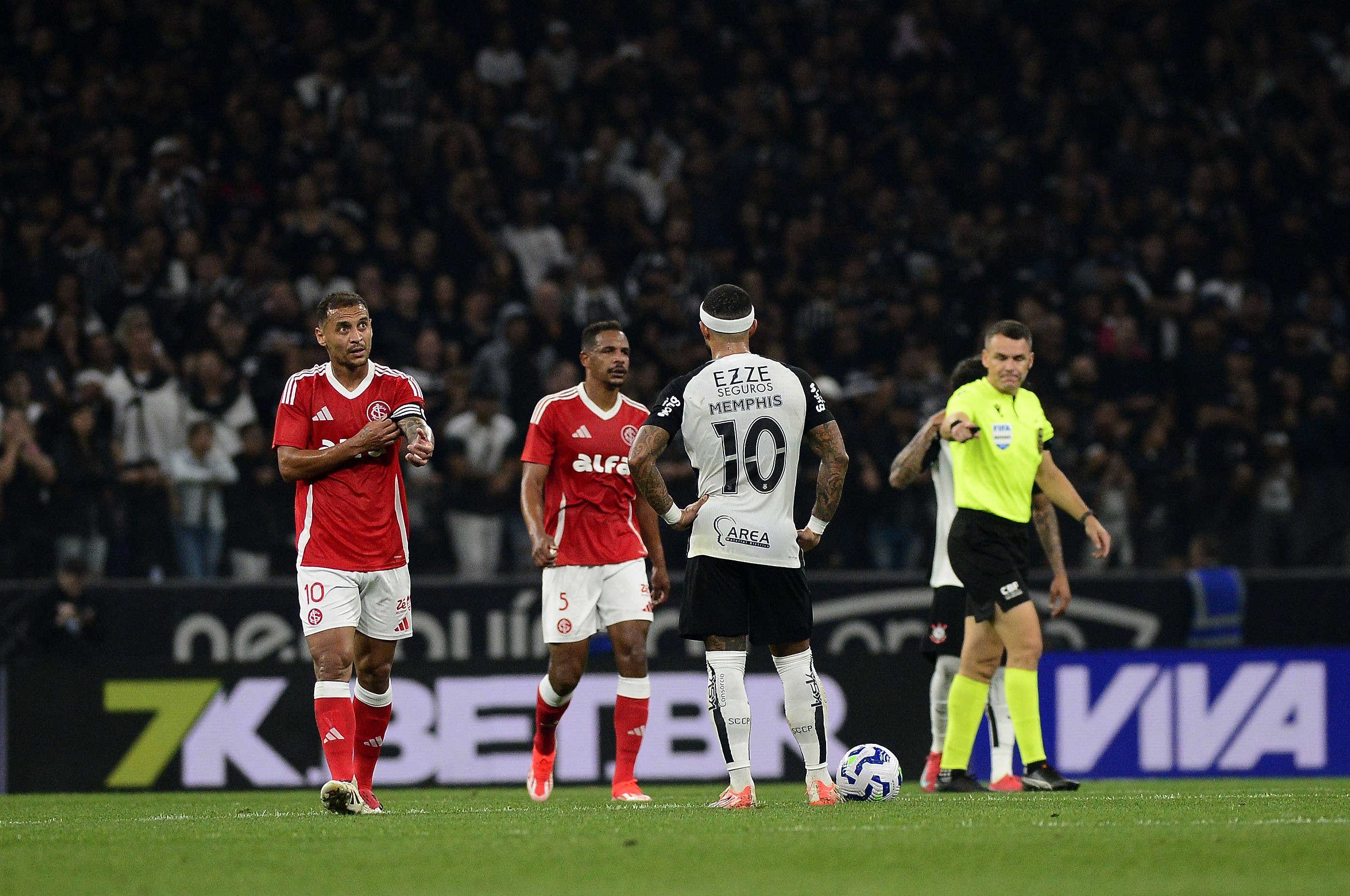 CbF revela áudio e vídeo do VAR em quatro lances polêmicos do Corinthians x Internacional.