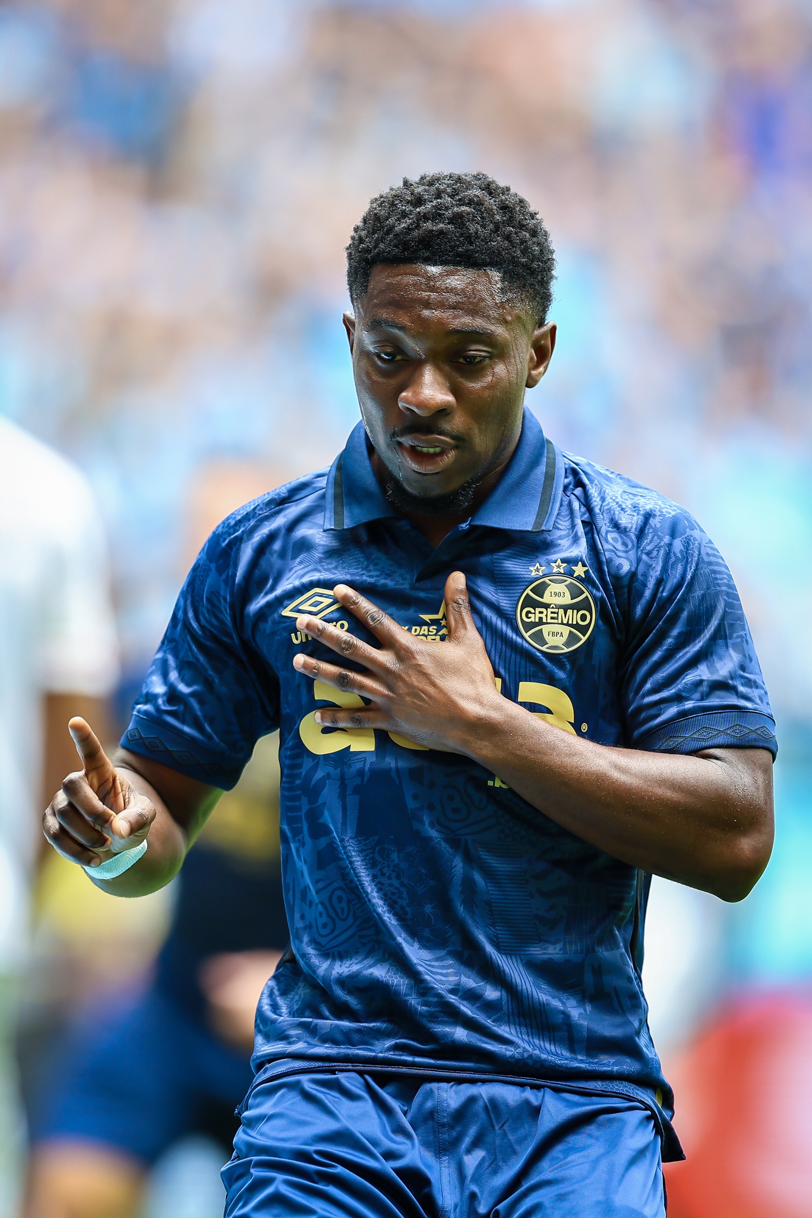 Amuzu se vê adaptado ao Grêmio e revela dificuldades no Brasil