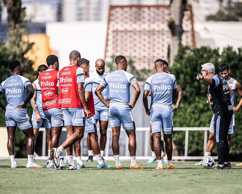 Odair Hellmann conversa com jogadores no treino do Santos — Foto: Raul Baretta/Santos FC