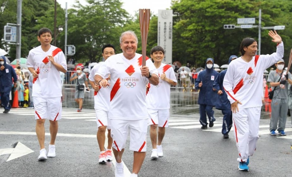 Zico com a tocha olímpica no Japão — Foto: COI