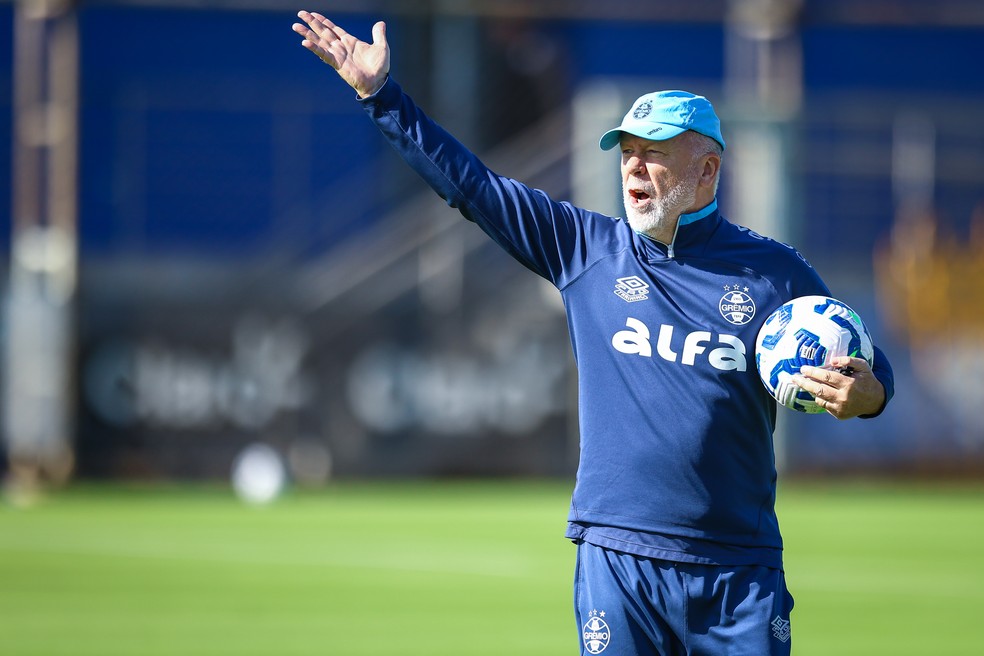 Mano Menezes em treino do Grêmio — Foto: Lucas Uebel/Grêmio