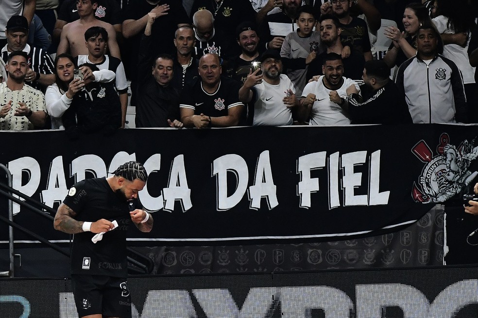 Comemoração de Memphis Depay, do Corinthians, contra o Athletico-PR — Foto: Marcos Ribolli