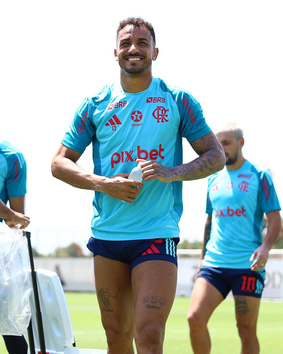 Danilo em treino do Flamengo — Foto: Gilvan de Souza / CRF
