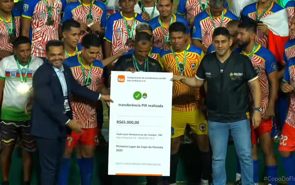 Rozenha, a presidente da FAF, entregando o cheque de 65 mil para a seleção de Fonte Boa. — Foto: Redes Sociais / Prefeitura de São Sebastião do Uatumã