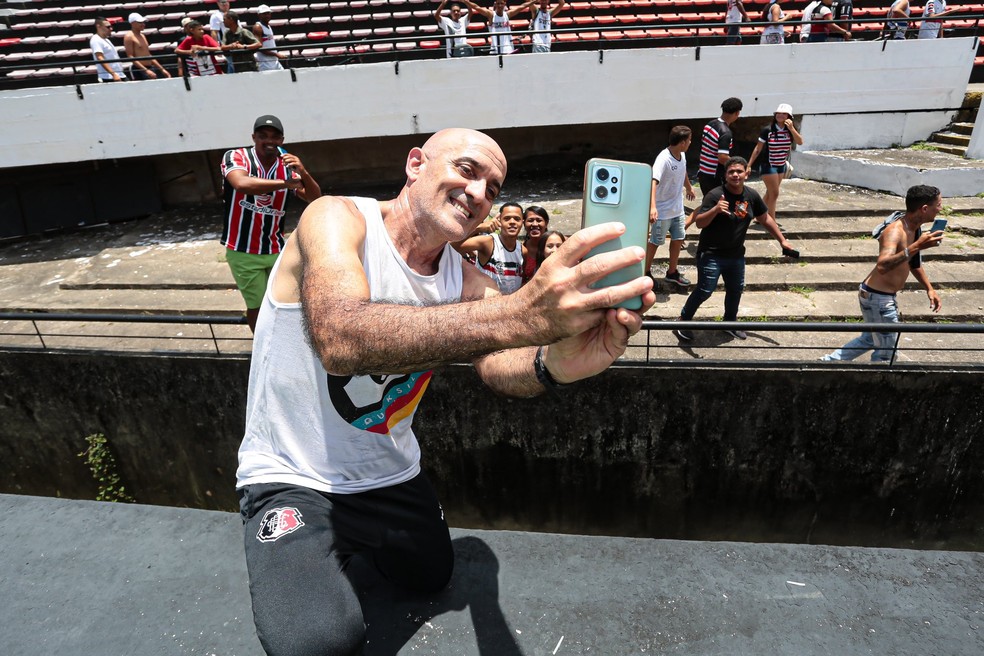 Itamar Schulle faz selfie com torcedores em treino aberto no Arruda — Foto: Rafael Melo/Santa Cruz