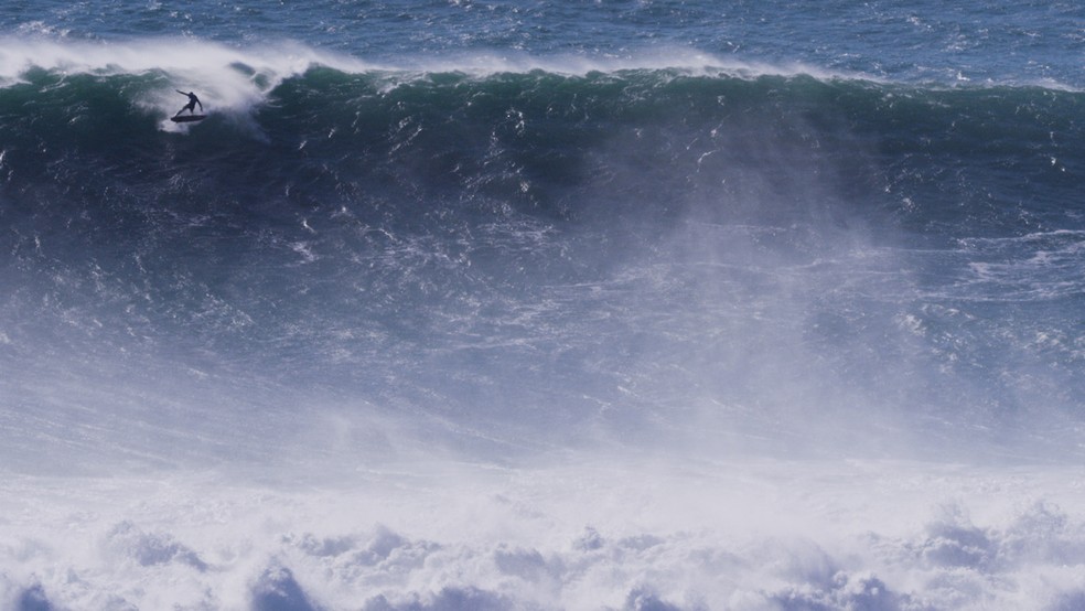Scooby e Lucas Chumbo vencem competição de ondas gigantes em Nazaré