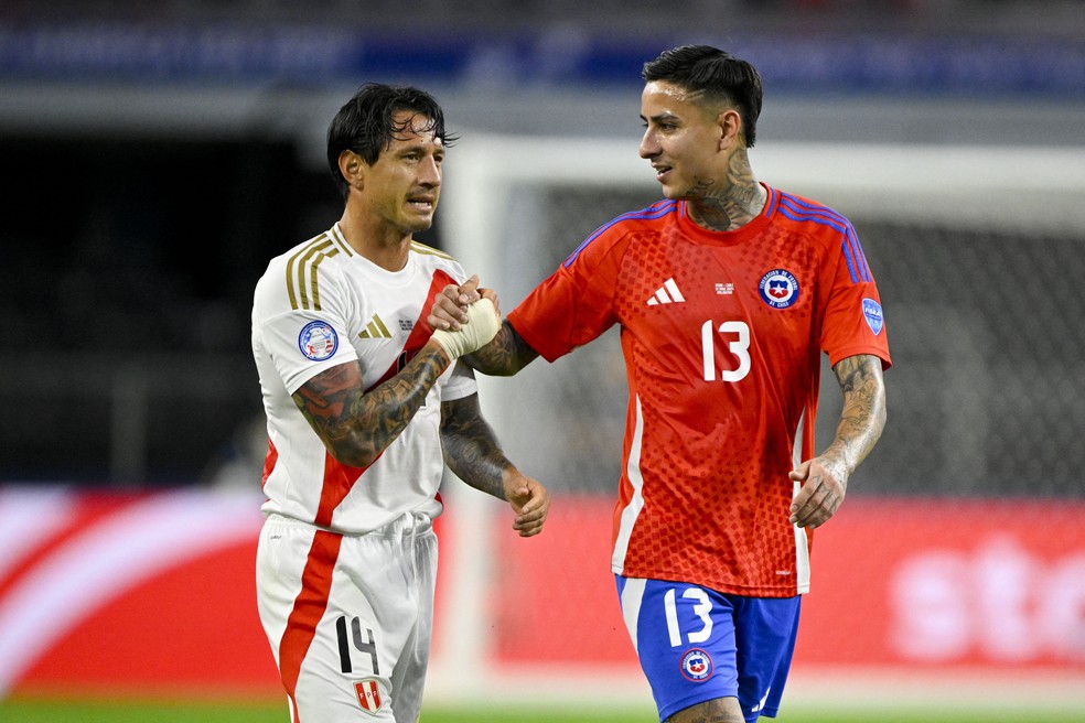 Gianluca Lapadula e Erick Pulgar em Peru x Chile — Foto: Jerome Miron/USA TODAY Sports