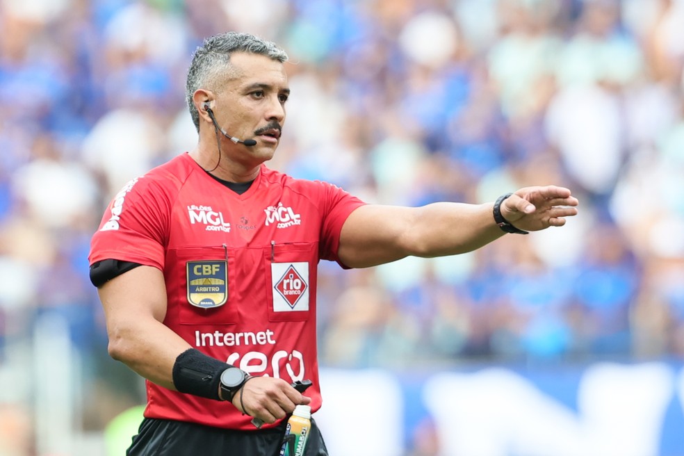 Felipe Fernandes de Lima apita Vitória x Grêmio — Foto: Gilson Lobo/AGIF