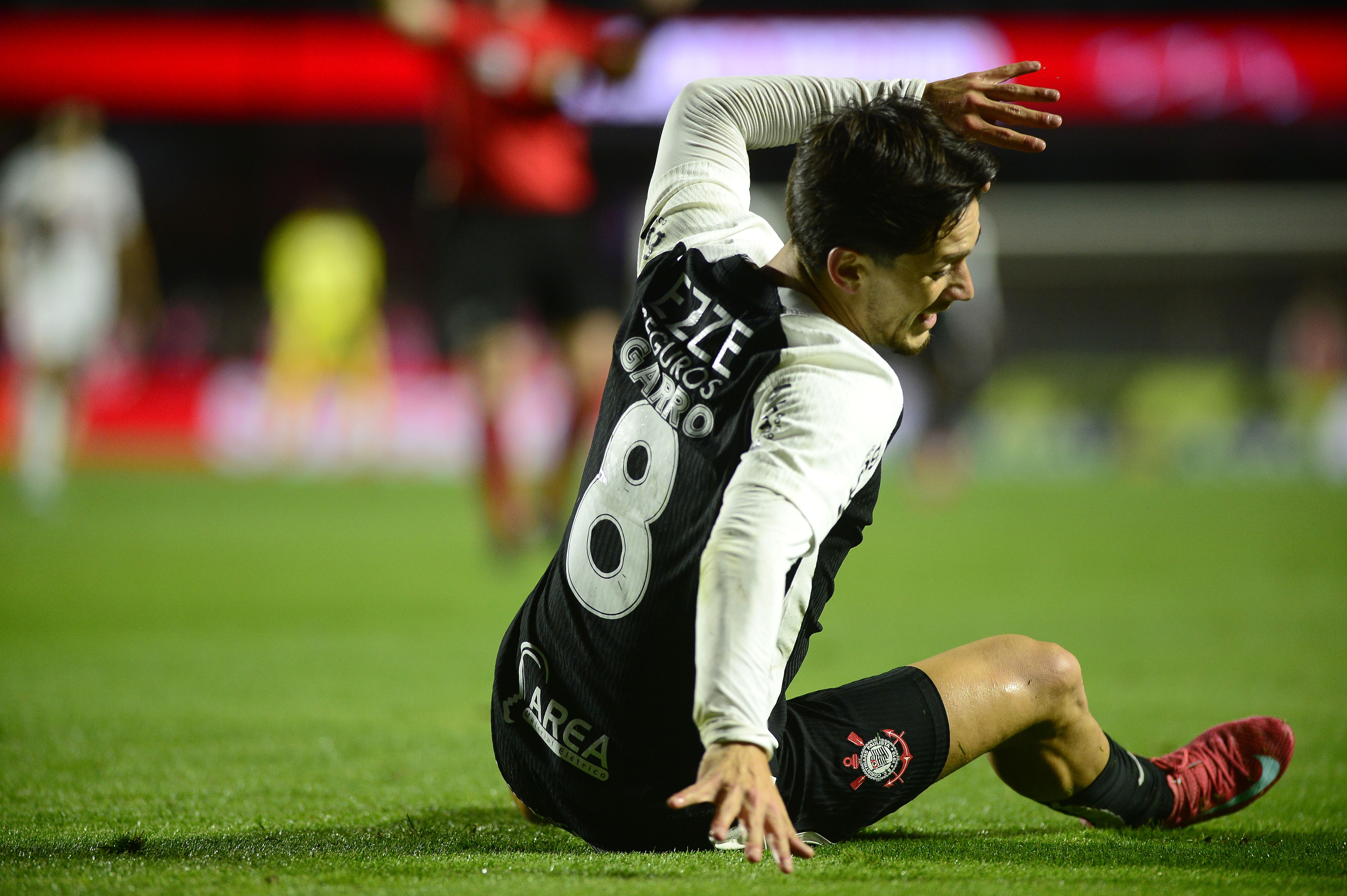 Garro preocupa com pouca criação ofensiva do Corinthians e evita falar sobre futuro