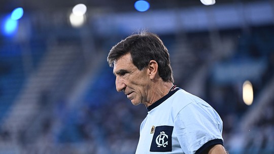 Técnico do Racing diz ter visto jogos do Flamengo e destaca diferença salarial: "Ganham muito mais que eu"