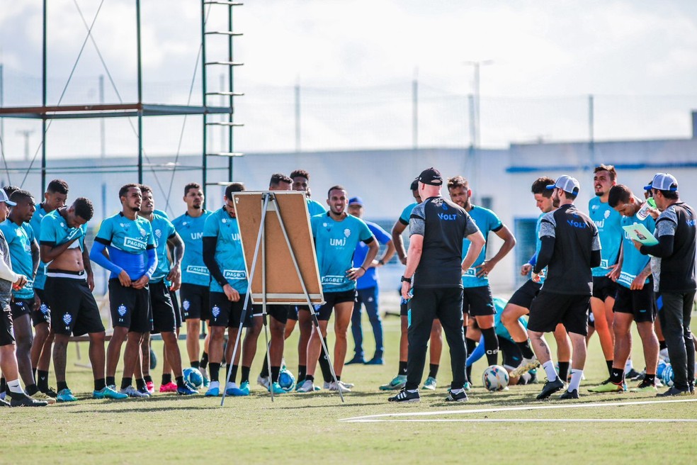 Rogério Corrêa trabalha formação do CSA para estreia no Alagoano — Foto: Morgana Oliveira/Ascom CSA