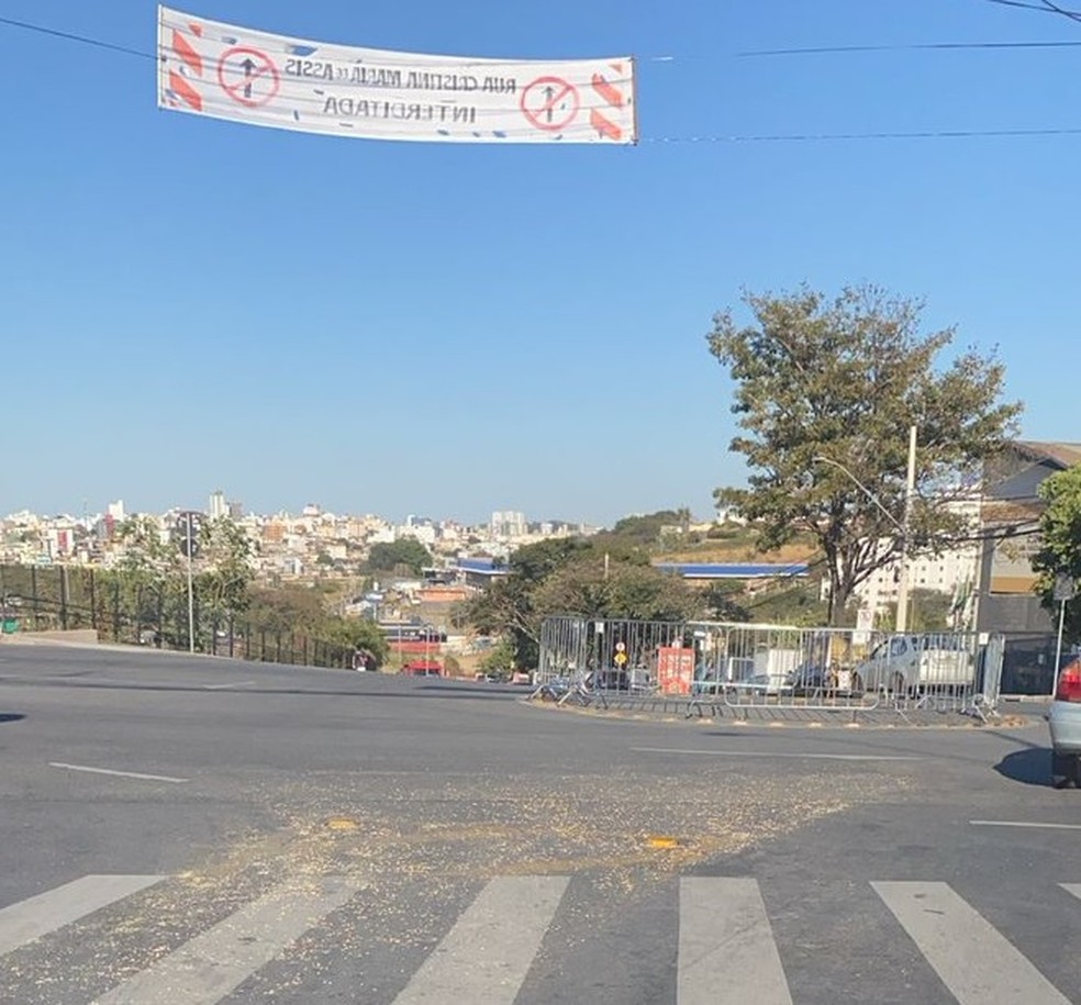 Milho é jogado próxima à Arena MRV, local de Atlético-MG x Cruzeiro — Foto: Reprodução redes sociais