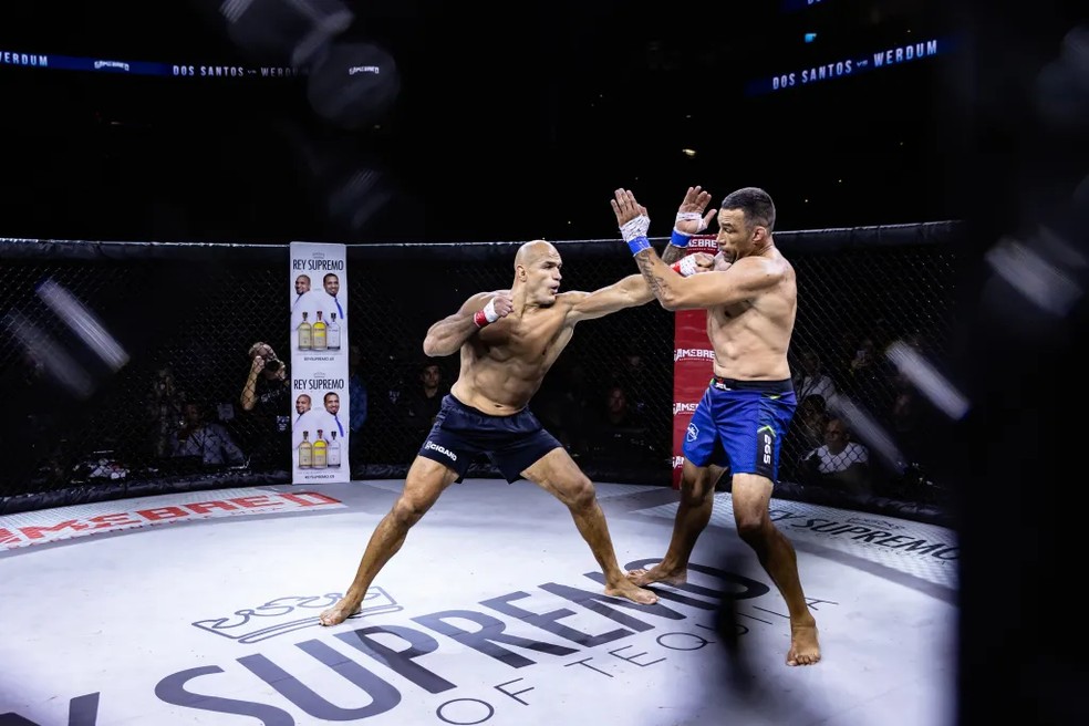 Junior Cigano x Fabricio Werdum no Gamebred Bareknuckle, MMA sem luvas — Foto: Gamebred Bareknuckle