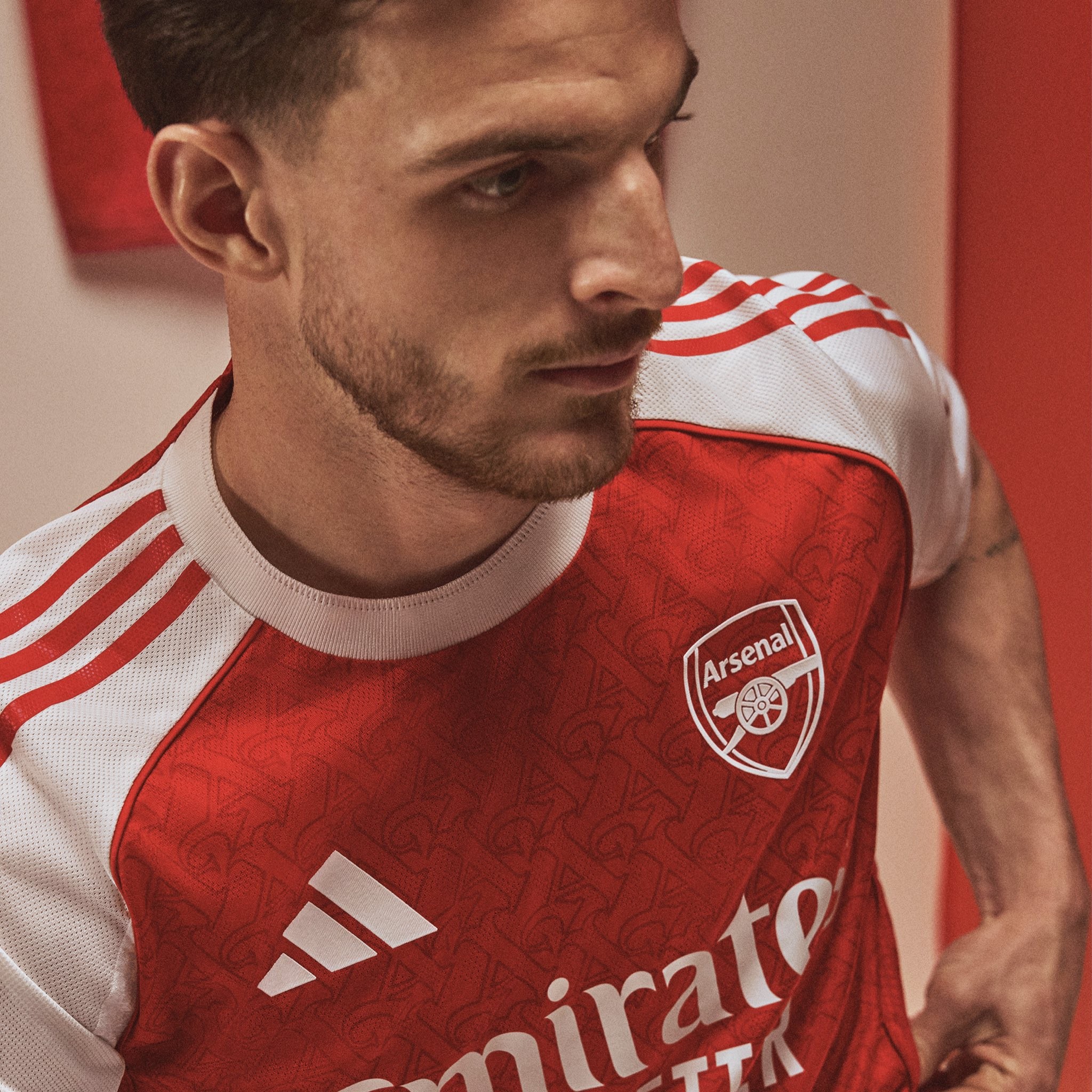 Arsenal divulga nova camisa para a temporada 2025/26