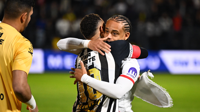 Neymar e Xavi Simons se abraçam antes de amistoso entre Santos e RB Leipzig