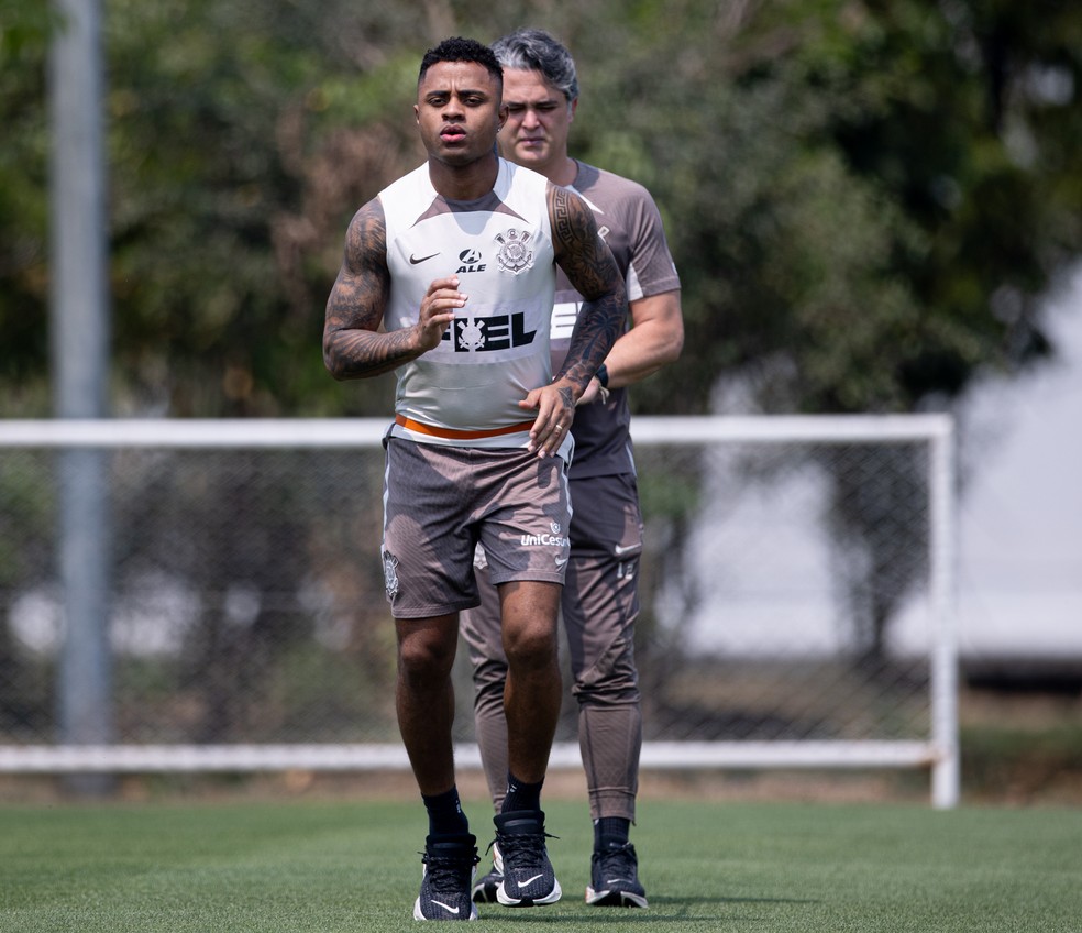 Diego Palacios com o fisioterapeuta Alex Cabrera em treino do Corinthians — Foto: Rodrigo Coca/Agência Corinthians