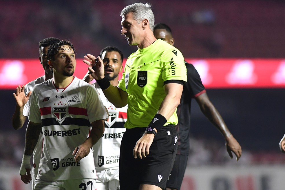 �rbitro Anderson Daronco � quem apita o jogo � Foto: Marcos Ribolli