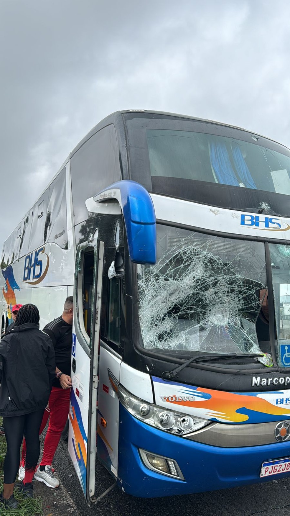 Ônibus de torcedores do Flamengo é atingido em confusão com corinthianos