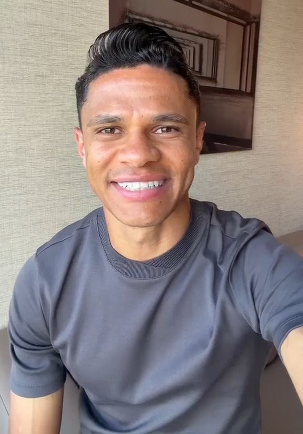 Douglas Santos respondendo a vídeo
