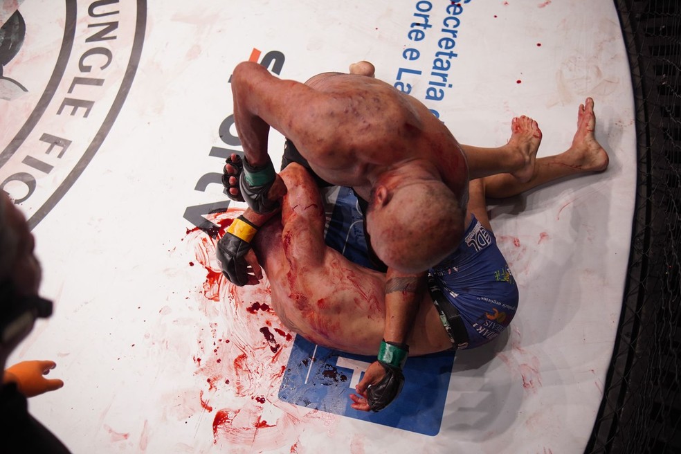 Carlos Mistoca venceu Lucas Karateca por nocaute técnico — Foto: Caftos/Jungle Fight