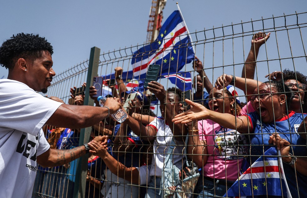 Torcedores de Cabo Verde recebem jogadores no aeroporto de Praia — Foto: Sodiq Adelakun/REUTERS