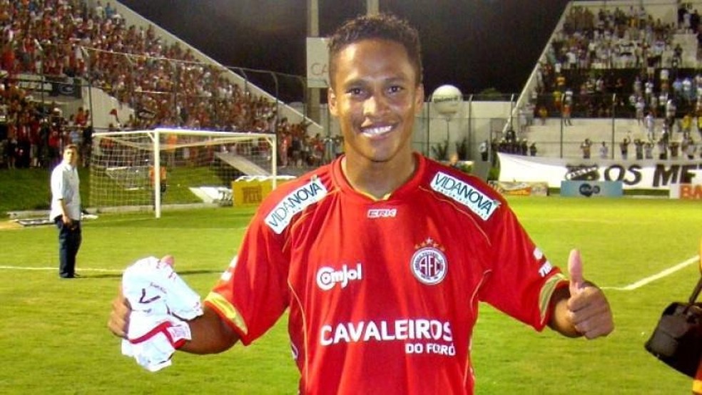 Em 2012, o América-RN foi patrocinado pela banda Cavaleiros do Forró — Foto: Reprodução