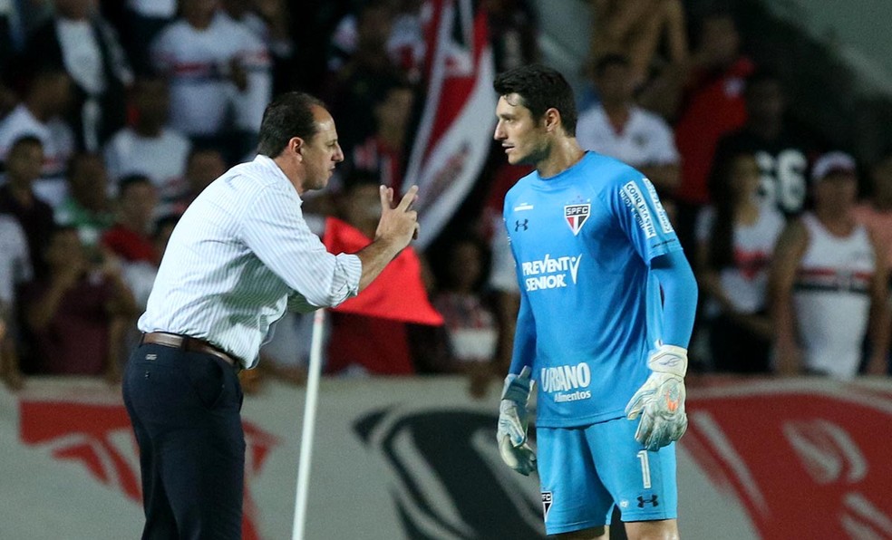 Rog&eacute;rio Ceni e Denis foram companheiros e depois comandado e comandante &mdash; Foto: Rubens Chiri/saopaulofc.net