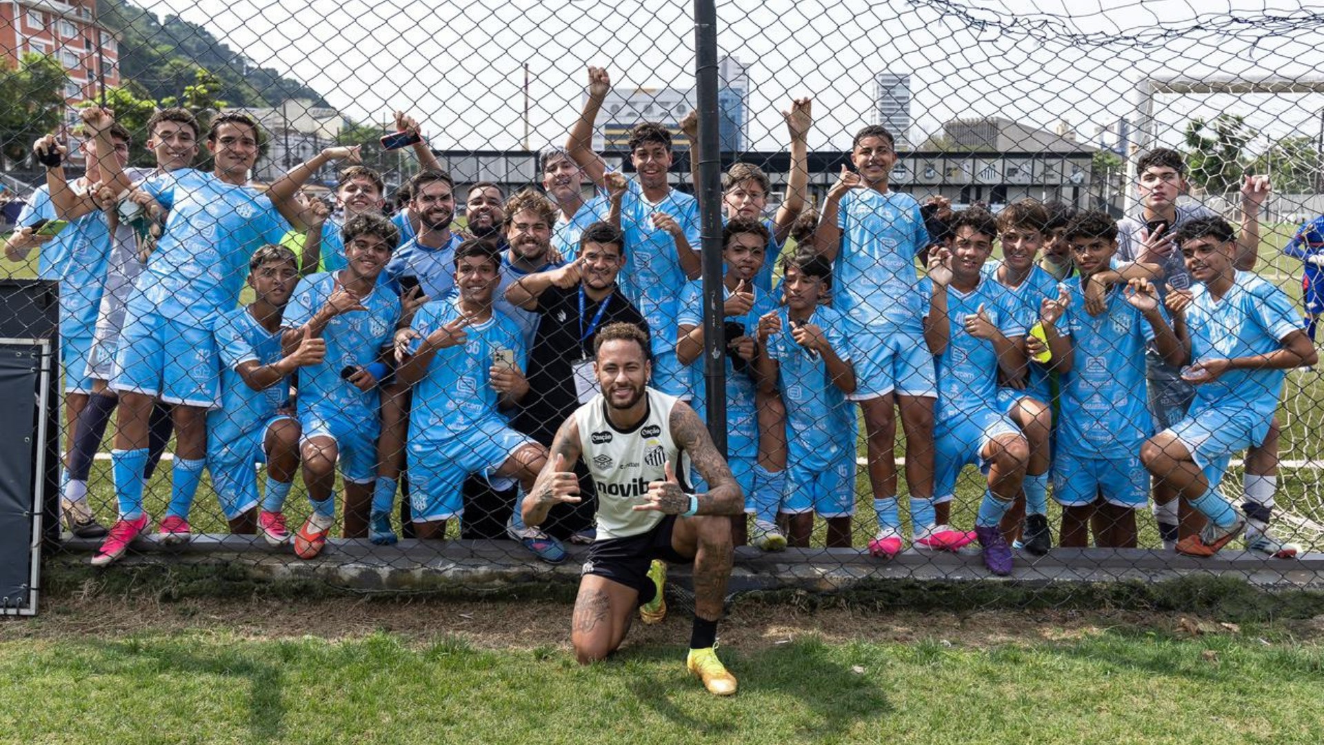 Neymar é tietado e posa para foto com time sub-15 do Marília