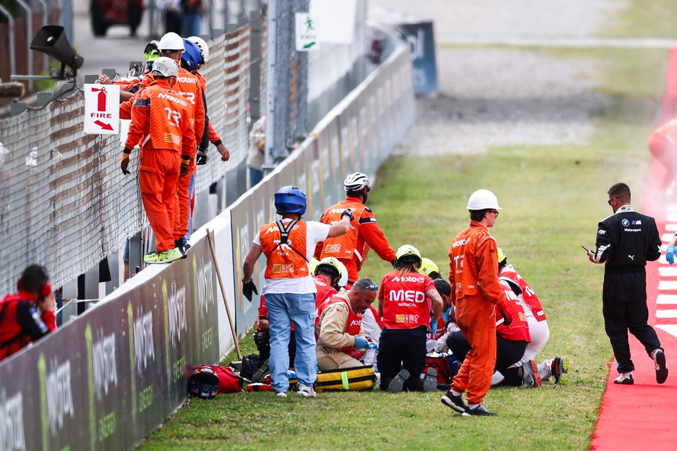 Álex Márquez recebe atendimento médico na MotoGP — Foto: Eric Alonso/Getty Images